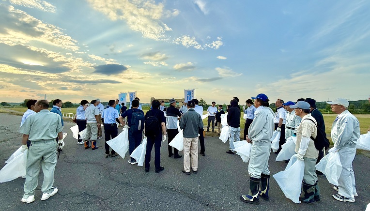水辺で乾杯2025　十勝大橋下流で河川管理関係団体による河川清掃
