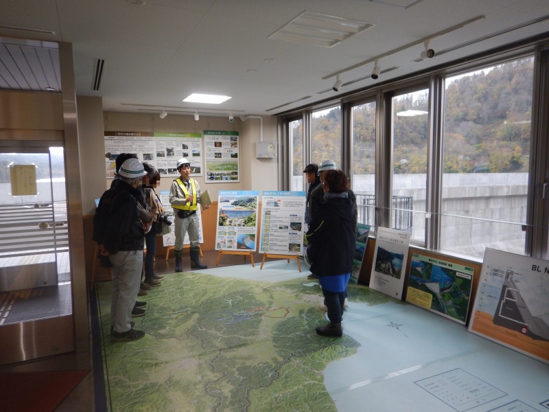新桂沢ダム管理支所での説明の様子